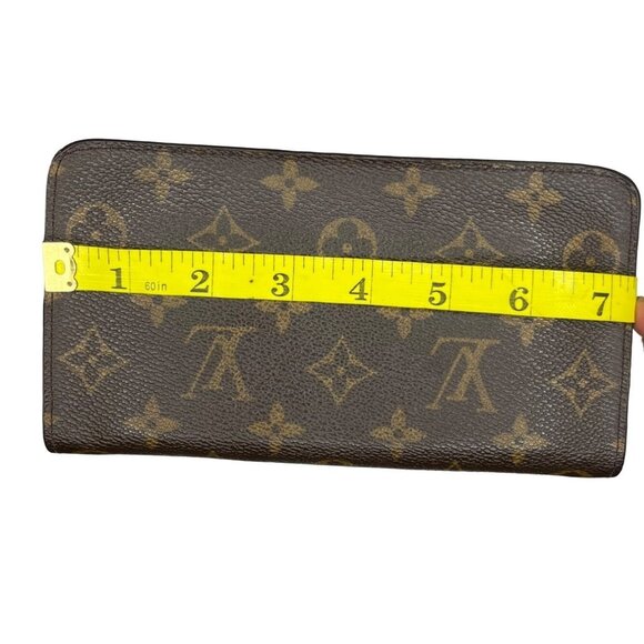 Louis Vuitton Handbags - Louis Vuitton Monogram Canvas Zippy Wallet - Brown & Tan - Classic & Spacious De